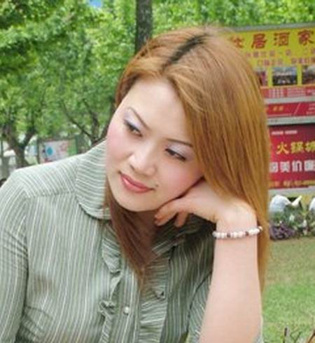 今天早上,我早早地来到了店里,坐在电脑前修改我那篇写了近一年也没有结果的小说,QQ隐身挂在旁边,我知道,今天是星期六,他是不会出现的,QQ挂在那里,也只是起了一个升级的作用,一点儿也没有令我分心,我修改得很仔细也很认真。 放在旁边抽屉里的手机响了一声。这时候谁会给我信息呢?