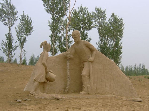 这是最后一块空地。它夹在高楼之间,空旷得有些夸张。本来可以有许多用途,比如孩子们踢踢足球,老人打打太极拳,但是糊里糊涂地,它就成了一个垃圾场。除了一无是处的垃圾,它什么都没有。因为堆满了垃圾,所以显得空旷。房地产商人欲在此再起高楼,人们同意了。 运走垃圾,施工队进场挖土。挖着挖着,不小心挖出了三座汉代墓葬。这是一个比较典型的古代家庭,丈夫带着一妻一妾做着千年之梦。会客的厅堂还在,砌墙的汉砖仍然结实华美。穿行墓道间,一股温馨的家庭气息扑面而来。汉代的韵味,在悠然弥漫。历史曾经努力地替这里保密,可是现