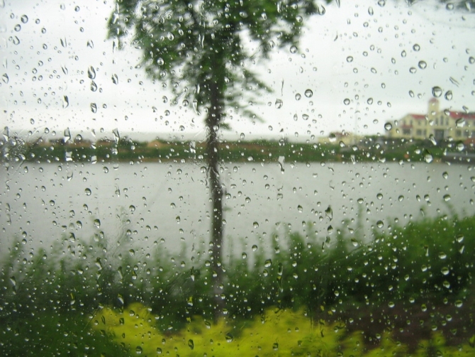 {下雨的伤感诗歌}.