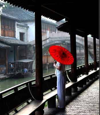 江山文学网首页 江南烟雨 短篇 江山散文 >> 【江南】细雨小巷,一伞