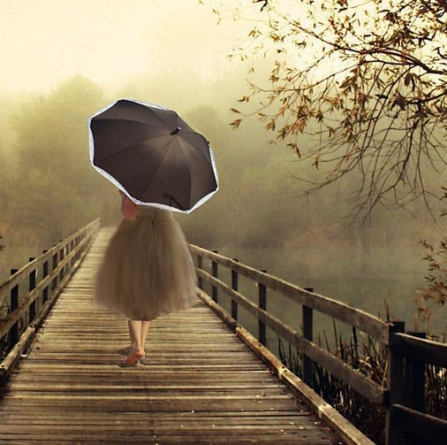 一把伞 可以遮住狭小的天空    朦胧的背影 却是雨中真实的风景