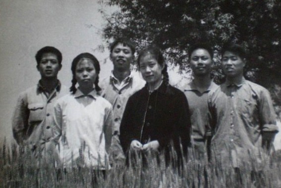 临近五一的北京,春风和煦,杨柳依依, 全国老知青才艺展暨老知青第三届文艺汇演就在这春意浓浓的日子里举行了。虽然此次才艺展只有从4月23日开幕至4月二十七日闭幕的短短五天时间,但是,它以知青一代矢志不渝、笑对人生的精神风貌,向社会形象地展示了知青一代与祖国、与时代共克时艰,休戚与共的的理想与追求,受到了社会各界和老知青的极大关注和赞扬。正如此次活动的倡导者、主要发起者,老知青网千秋缘站长在闭幕式上总结的那样:这是一次成功的大型活动,它充分体现了展会浓厚的文化底蕴和全国知青对真善美的强烈愿望,将大大提高