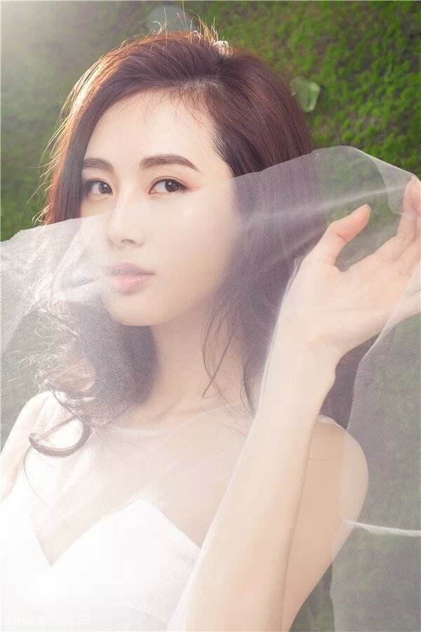无意间看到以前拍摄的照片,竟然发现一张背影照片比一张正面照更多三分意境。虽然说没有看到正面,但是那个身影,与景色相配更觉得和谐。看着老照片里的背影,又想起朱自清笔下的背影,总会有一种发自内心的感触。回想起那些流年里匆匆而过的身影,那些背影,注定埋藏在了曾经,再也回不去的曾经。只是如今的我们,每一次想起,都将会把记忆重新整理一遍,那些与背影有关的过往也会再次浮现在眼前。那些远去的背影,那些淡忘的曾经,悄无声息的出现在今天的眼前。背影,与那个时代有关,与记忆有关。 沉睡的记忆,犹如深埋地下的河流,它一
