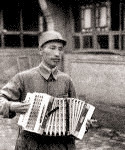 虚心学习写词做曲,学拉手风琴图片