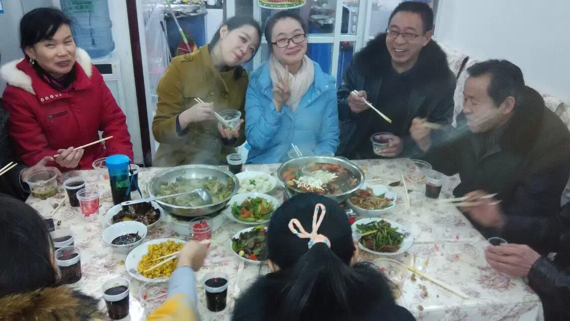家兄陈仁福,一生坎坷,生于灾荒之年,童年在饱一餐饿一顿中度过,到了读书年纪,又碰上文化大革命,不得不辍学回家,而立之年工厂倒闭,自谋生路,起早贪黑,生活条件稍有改善,儿女长大,都已有了自己的一片小天地,本该好好休息,享受生活的,竟发现已身染重病,后几年在与病魔的反复斗争中小心翼翼的渡过,虽有儿女孝顺四处医治,然沉疴已久,终未能挽留更多时日,于2015年农历正月初二溘然离世,享年五十八岁。 大哥的病情,我们兄弟姊妹几个是清楚的,前年在武汉亚心看病,医生说过,是重度冠心病,心脏功能只有健康人的百分之