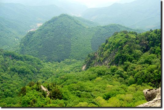 一、出發 進入伏天,熱浪滾滾,烈日當頭,對于居住在城市里的人們來說,到處都如同火烤一般,真有一種難以忍受的感覺。為了能夠消暑解悶,我應朋友之約,決定利用周末,來一次野外登山游。幾經選擇,我們選定了一個帶有原始森林氣息的景區天華山,準備到那里去享受青山綠水帶給我們的大自然的清涼和愜意。 天華山位于遼寧省寬甸縣境內,在國內雖然不是很出名,但在遼寧省還是以風光秀麗、清泉眾多而聞名。 當我們乘坐旅行團的大巴,沿著彎彎曲曲的山路,緩緩駛入景區時,根據導游小姐的提示,大家透過玻璃窗向遠處眺望,映