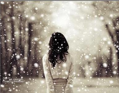 我静静地站在雪地里仰望着天空,天是白色的,深深地吸一口凉爽的