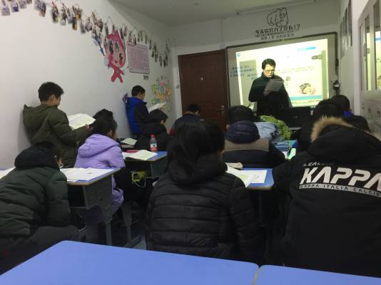 【家园】默默无闻的铺路石 （散文）
