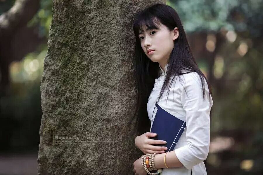 手心手背一章湾和苏梅冉从校车上跳下来的时候,柳新锐在身后追着喊,鱼丸子,星期一别忘了给我带u盘。 听柳新锐喊章湾鱼丸子,一车的同学就嘿嘿呵呵笑。章湾扭回头,盯一眼柳新锐,目光犀利,抬臂瞄准柳新锐说,柳不白,嚣张! 柳新锐哈哈笑,柳新锐脸黧黑,牙雪白,笑起来好像黑面馒头上开了簇雪白的梨花。校车及时启动,柳新锐的黑脸白牙一闪就不见了。章湾气恼,剁剁脚,还要追车还击的时候,被苏梅冉从背后搂了腰拥推着朝前走去。章湾不甘心,歪了脖子,凸着肚子,上身往后挺着,嘴里尤不甘,这个柳不白,娘炮,敢当面叫我鱼丸