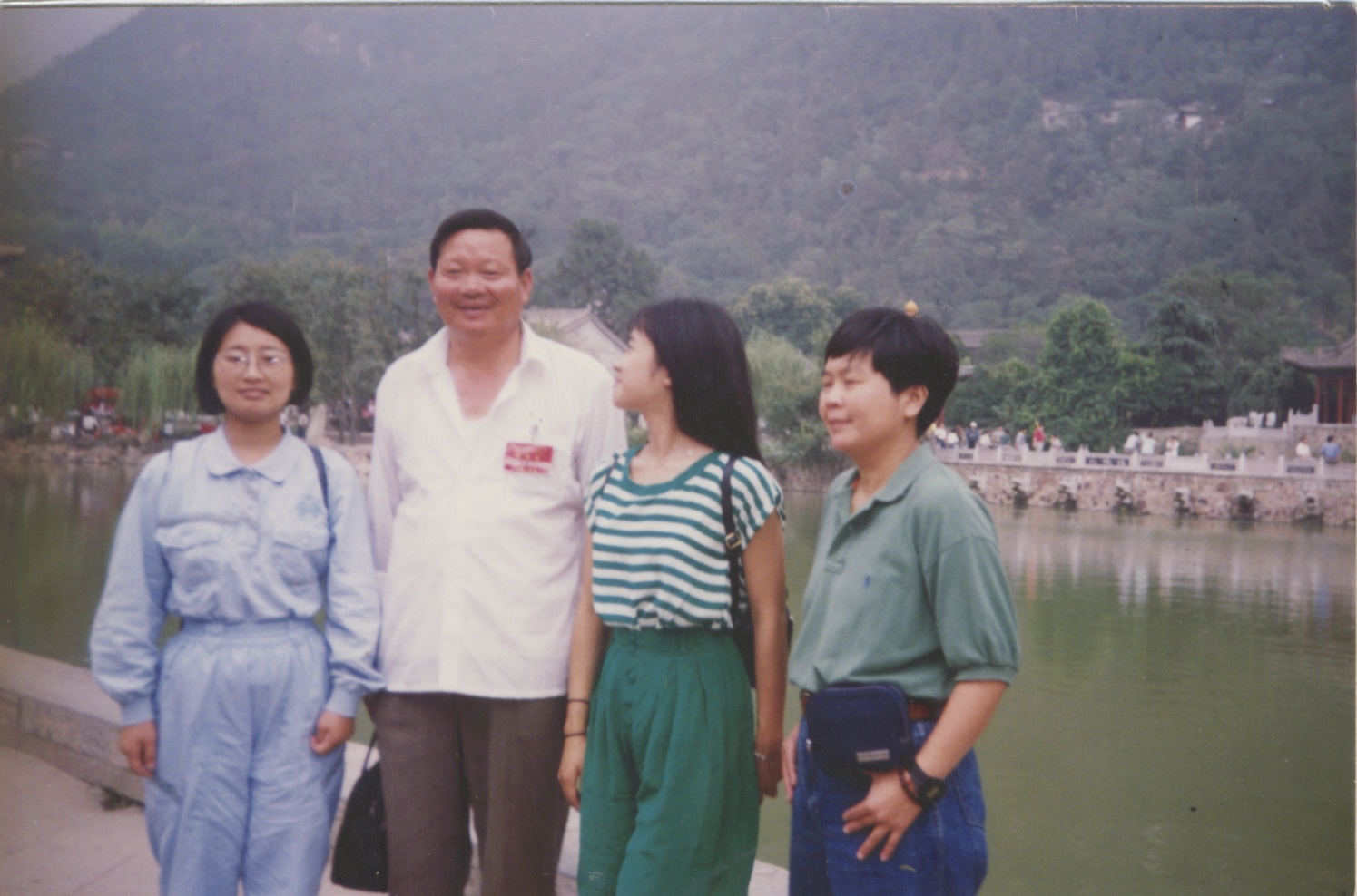 1991年10月，吉春参加西安汉唐国际会议时与韩国宁源汕女士，新加坡罗婵珠女士，北师大研究生孔旭荣女士在华清池参观合影