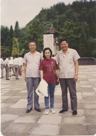 吉春(右)与香港黄嫣黎(中)女博士、张玉勤(左)教授
