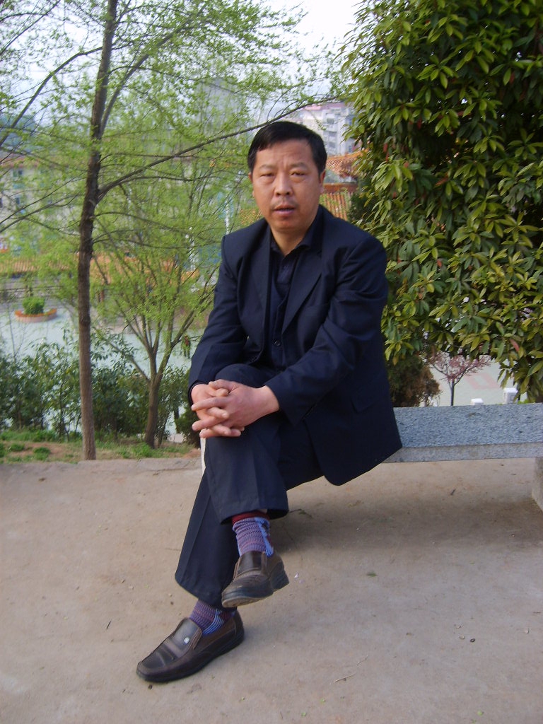 湖北武戈
QQ：892077569
短篇小说编辑
个人文集：http://www.vsread.com/space/myspace-53112.html
武戈，男，汉族，1963年11月24日出生，现供职于湖北省郧西县林业局。业余兼职《前卫》特约记者，个人著有长篇小说《天灯》（未出版）。
