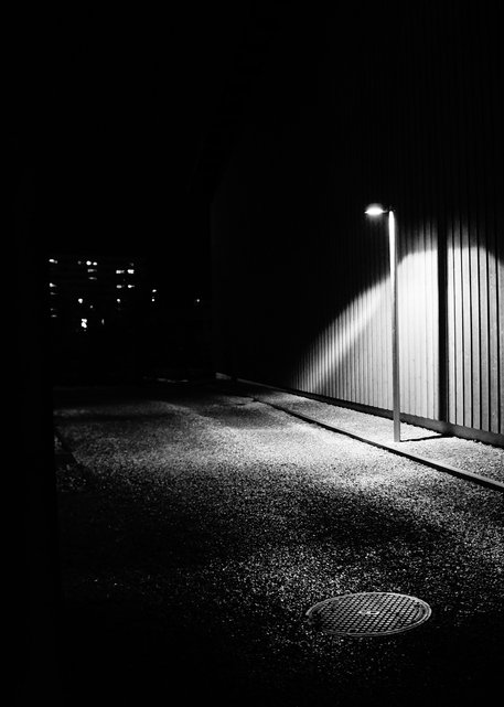 黑色让夜保持唯一的真实与单纯善良的人在灯光下洁身自爱【空城】离开