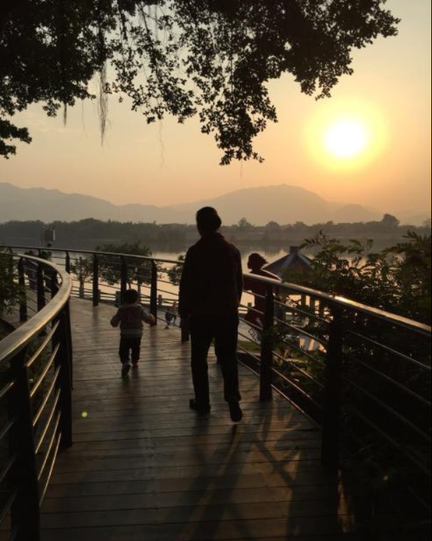 【八一】夕阳里，永恒的背影（散文·家园）