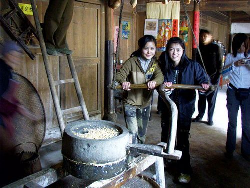 【晓荷·天地事】难忘老屋那石磨（散文）