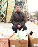【晓荷】广场上的卖鹣（茧）人（散文）