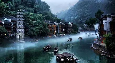 【菊韵】走进凤凰惊叹我的艳遇（散文）