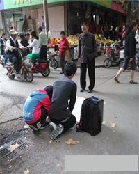 头裹白孝布的年轻乞丐