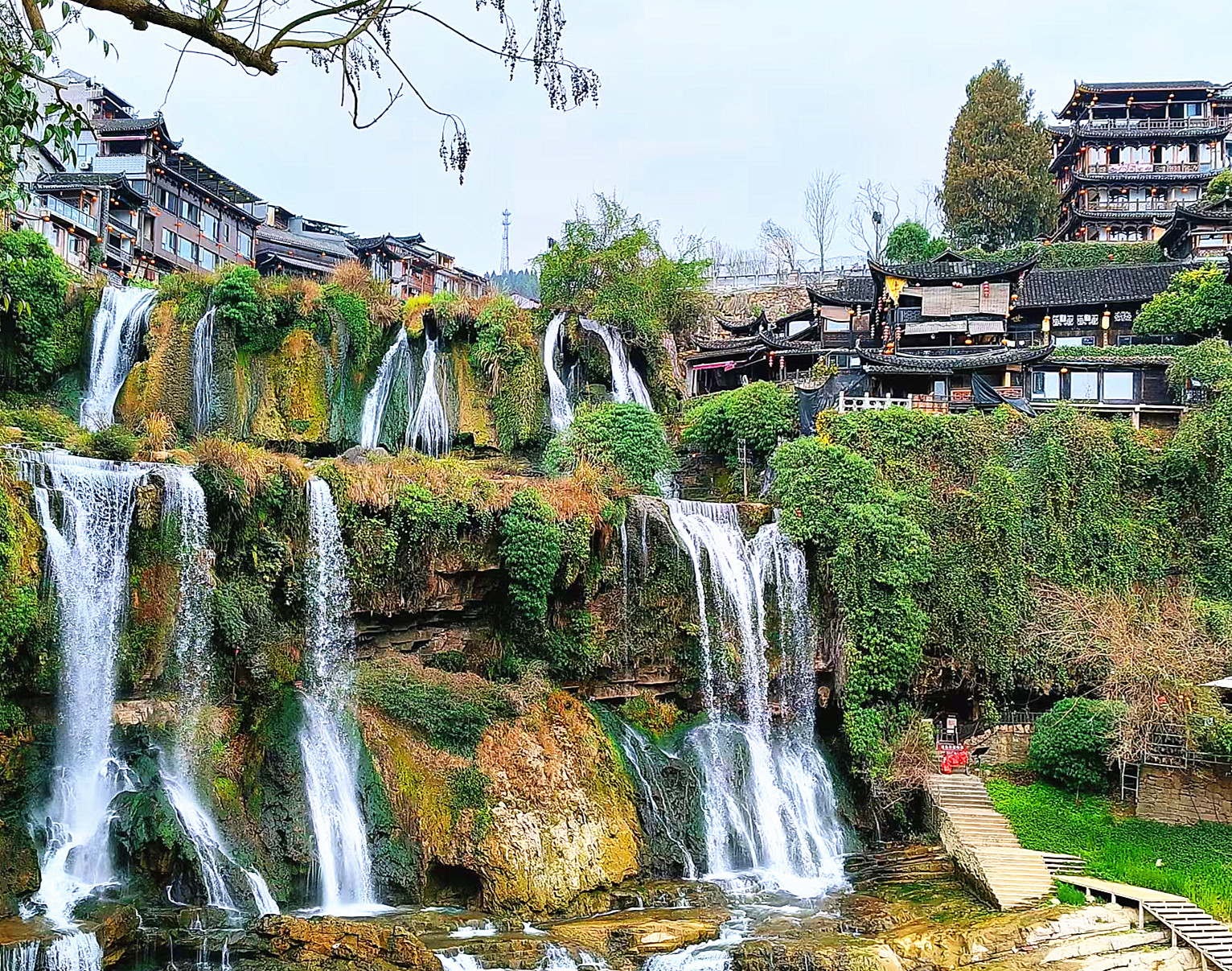 【江山·风景线】【宁静】瀑布上的古镇（散文）