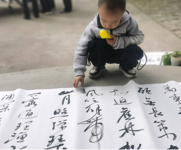 【丁香  爱心】爱书法的小男孩(散文)