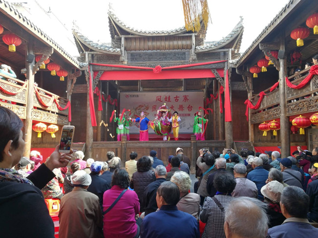 【八一】看戏（散文·家园）