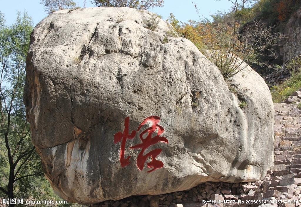 【八一】石头，这些布满大地的景象（诗歌）