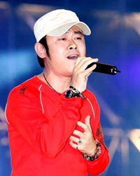 莫言山路僻，春风花草香