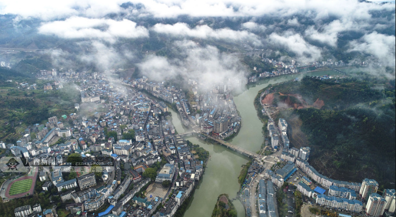 【八一】穿着嫁衣的县城（散文·家园）