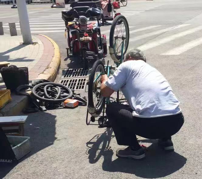 【晓荷·实力写手】道边有个修车摊（散文）